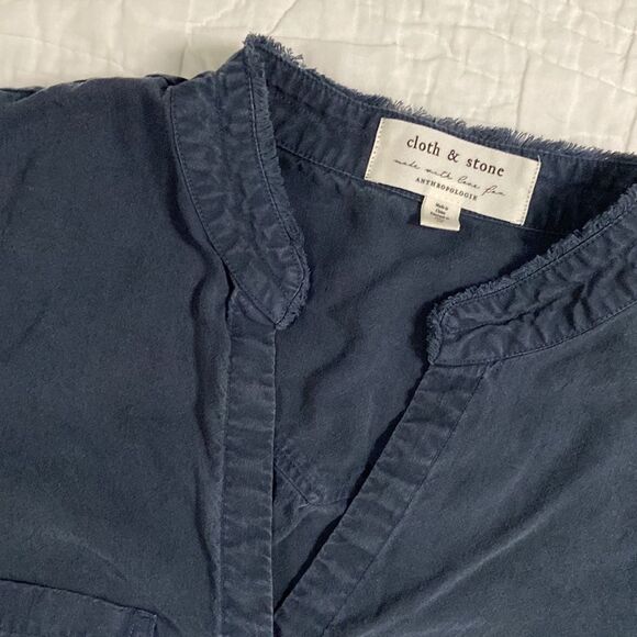 Anthropologie’s Cloth and Stone Navy Button Up Shirt size Medium - Picture 3 of 9